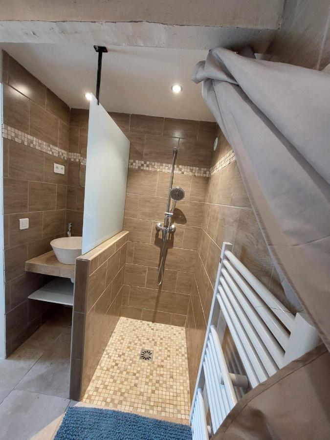 Logement D'Exception Pres Du Colorado Provencal Dans Une Residence Au Calme Avec Piscine Offrant Une Vue Imprenable Sur Le Luberon Depuis Sa Terrasse Viens Εξωτερικό φωτογραφία